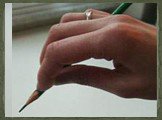 Перед тем, как мы перейдем к самим упражнениям, посмотри, как нужно правильно держать карандаш. Когда ты будешь рисовать, помни, что рука не должна опираться на лист. До бумаги дотрагиваться может только карандаш. Тогда, правильно держа карандаш и не опираясь, ты будешь видеть все части своего рисун