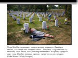 Мэри МакХаг оплакивает своего жениха, сержанта Джеймса Регана, в «Секции 60» национального кладбища в Арлингтоне 27 мая 2007 года. Реган, был убит взрывом бомбы в Ираке в феврале 2007 года. МакХаг впервые пришла на могилу со дня похорон. (John Moore / Getty Images)