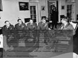 Получив фотографии, свидетельствующие о советских ракетных базах на Кубе, президент Кеннеди собрал особую группу советников на секретное совещание в Белом Доме. Эта группа из 14 человек, ставшая позднее известной как «Исполнительный комитет», состояла из членов Совета национальной безопасности США и