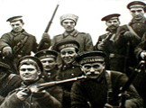 К восстанию было привлечено до 30 тыс. человек. 18 октября в газете “Новая жизнь” появилась статья членов ЦК Каменева и Зиновьева, в которой они осудили идею вооруженного восстания. Ленин расценил это как прямое предательство. Медлить было нельзя.