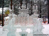 К дому Деда Мороза гостям предстоит добираться по Тропе Сказок или по Аллее Чудес, украшенных ледяными скульптурами.