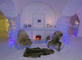 В Норвежской Лапландии есть даже ледяной отель. Интерьер отеля украшают ледяные скульптуры. В гостинице – 12 номеров категории люкс, причем с кроватями, на которых гости отдыхают в специальных спальных мешках. В помещении поддерживается постоянная минусовая температура. Ночь в отеле обойдется турист