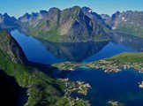 Побережье Норвегии. Береговая линия Норвегии сильно изрезана узкими заливами – фьордами. Они возникли благодаря ледникам, которые, сползая медленно с гор, прорезали в скалах глубокие ущелья, заполнявшиеся морской водой. Фьорды представляют грандиозное зрелище.