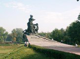 2 июля 1976 года, к 35-й годовщине трагедии, в верховьях Бабьего яра был открыт памятник работы Анатолия Игнащенко с надписью «Советским гражданам и военнопленным солдатам и офицерам Советской Армии, расстрелянным немецкими фашистами в Бабьем яру».