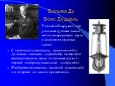 Вильям Ду Боис Дуддель. С помощью клавиатуры, соединенной с дуговыми лампами, устройство позволяло воспроизводить звуки («поющая дуга») – первый электромузыкальный инструмент. Изобретение осталось занятной диковинкой и в то время не нашло применения.. Ученый обнаружил, что угольная дуговая лампа мог