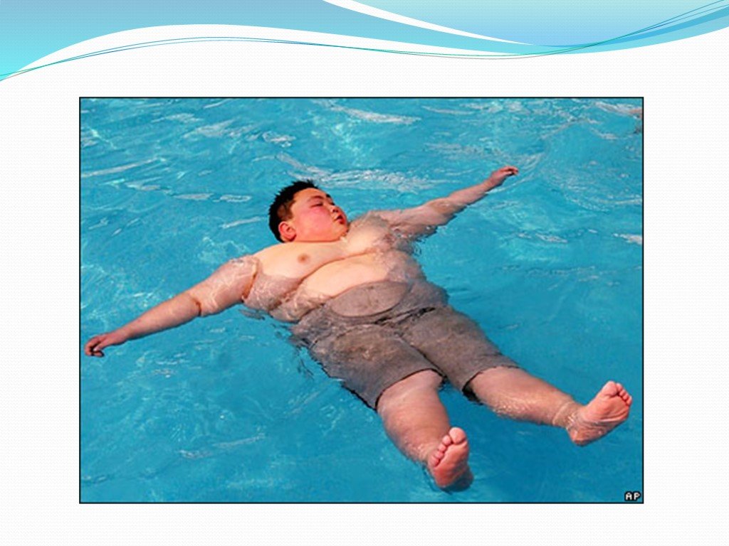 Жирный в бассейне. Толстый мужчина в бассейне. Жирные люди в бассейне. Толстухи в бассейне