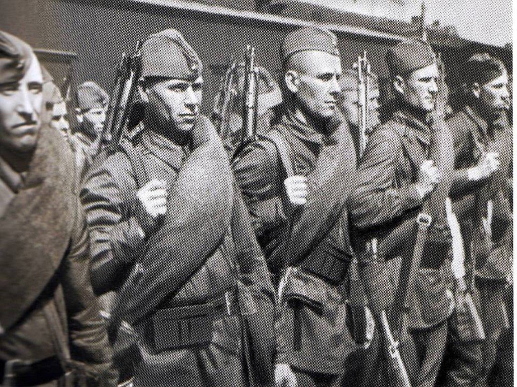 Призвали на фронт. Новобранцы РККА 1941. Бойцы красной армии в годы Великой Отечественной войны. Солдаты уходят на фронт. Бойцы уходят на фронт.