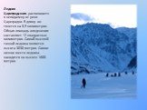 Ледник Цареградского располагается неподалеку от реки Цареградки. В длину он тянется на 8,9 километров. Общая лпощадь оледенения составляет 12 квадратных километров. Самой высшей точкой ледника является высота 3030 метров. Самое низкое место ледника находится на высоте 1600 метров. .