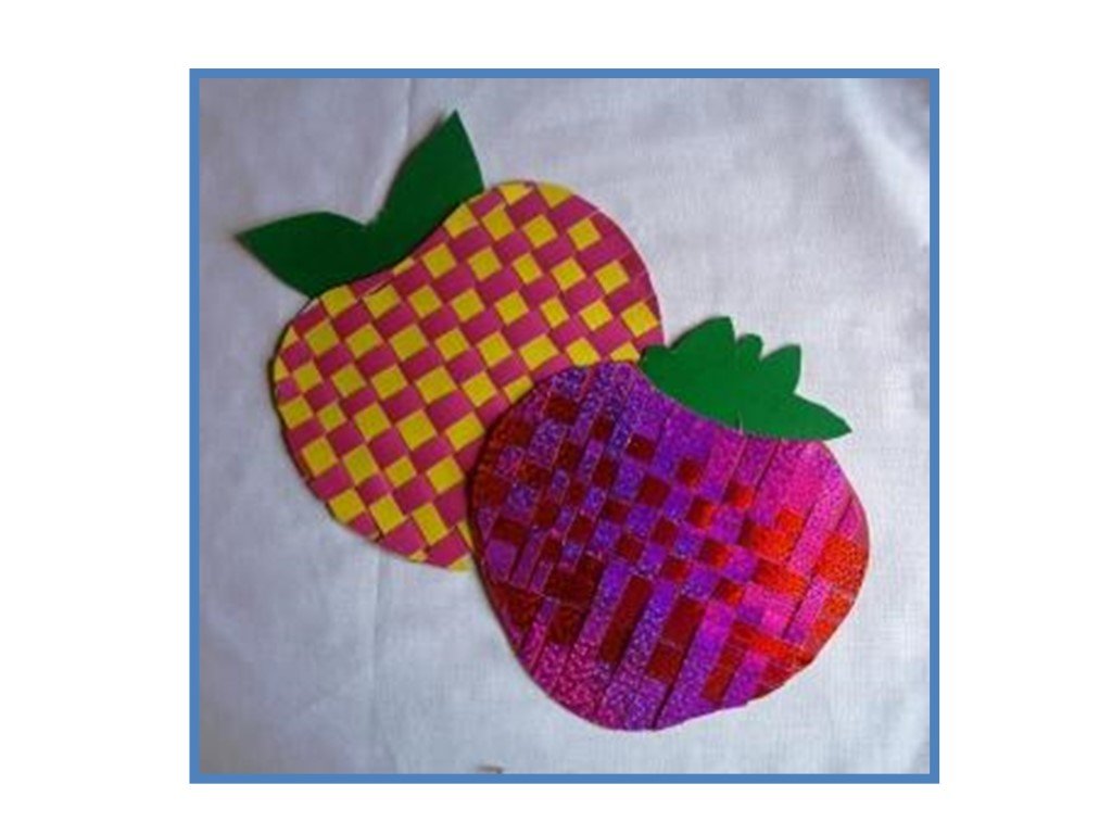 Плетеные открытки технология 4. Поделка из бумаги коврик. Поделки плетение из бумаги. Плетение из цветной бумаги. Плетение из бумаги фрукты.