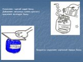 Наполняем горячей водой банку Добавляем несколько капель красного красителя во вторую банку. Аккуратно накрываем картонкой первую банку
