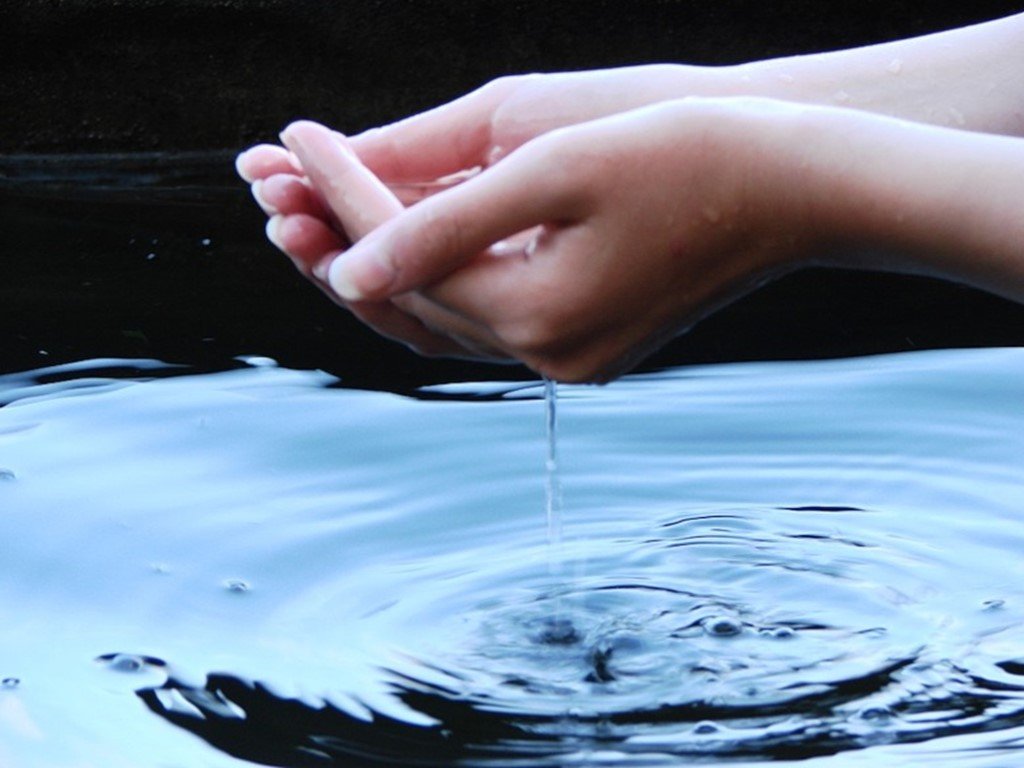 Тихо течет вода. Вода в ладонях. Вода в руках. Текучие воды. Чистая вода.