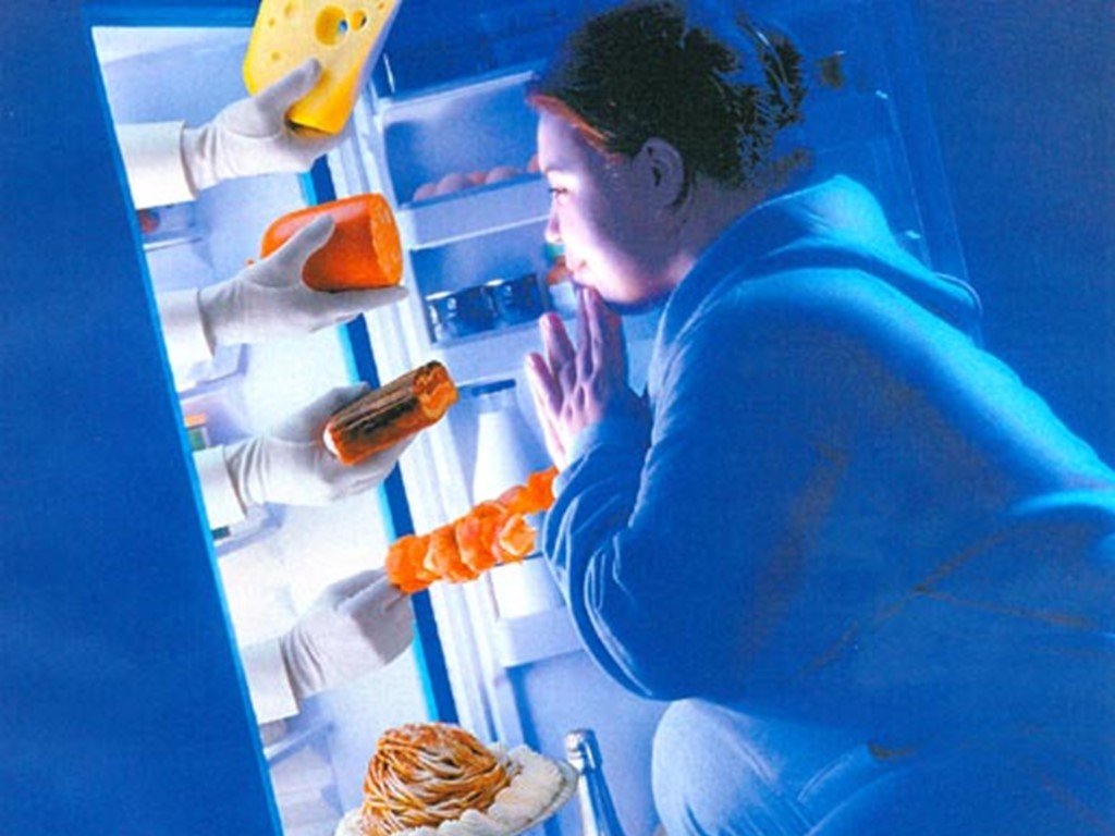Голодный ветер. Человек в холодильнике. Холодильник ночью. Толстая ночью у холодильника. Толстуха у холодильника.