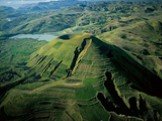 Природные ресурсы. Через всю восточную часть острова с севера на юг протянулось вулканическое плато, самая высокая часть которого расположена на севере - массив Царатанана с высшей точкой страны горой Маромокотро (2 876 м).