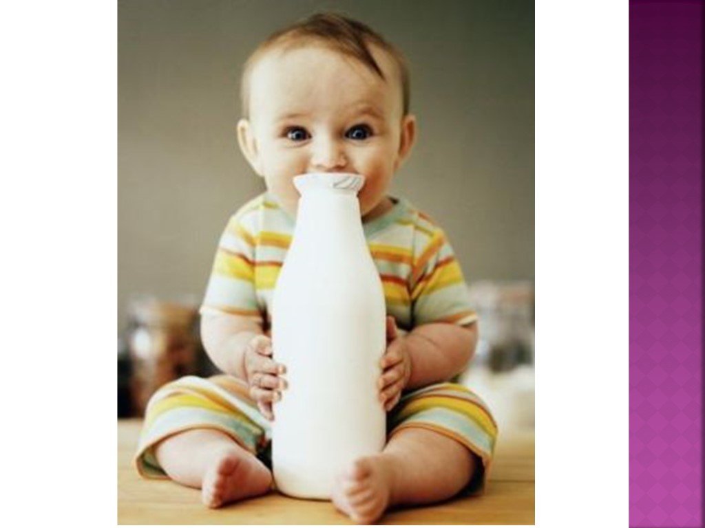 Съесть бутылочку. Ребенок с бутылочкой. Смешные дети с бутылочкой. Младенец с бутылочкой. Малыш с бутылкой молока.