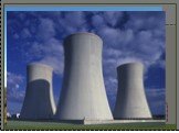 Преимущества атомных электростанций: требуется небольшое количество топлива дешевая эксплуатация (но дорогое строительство) относительная экологическая чистота. Энергия 1 г урана Энергия 2,5 т нефти. Большая часть радионуклидов, содержащихся в выбросах АЭС, быстро распадается, превращаясь в нерадиоа
