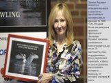 Джоан Роулинг является обладательницей множества престижных литературных премий. В 2001 году Роулинг была награждена орденом Британской Империи. Роулинг активно занимается благотворительностью. В частности, она поддерживает фонд родителей одиночек и фонд по исследованию рассеянного склероза — болезн