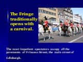 The Fringe traditionally opens with a carnival. The most impatient spectators occupy all the pavements of Princess Street, the main street of Edinburgh.
