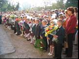 1 сентября 2004 года в школе № 1 города Беслана начинался торжественно. Тысячи учеников, учителей и родителей собрались на торжественную линейку, посвящённую Дню знаний.