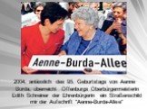 2004, anlässlich des 95. Geburtstags von Aenne Burda, überreicht Offenburgs Oberbürgermeisterin Edith Schreiner der Ehrenbürgerin ein Straßenschild mir der Aufschrift "Aenne-Burda-Allee"