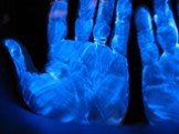 История открытия. Ультрафиолетовое излучение было открыто Иоганном Риттером в 1801 году. Проводя опыты Риттер обнаружил, что хлористое серебро чернеет наиболее сильно под воздействием невидимого излучения, находящегося за фиолетовым светом. Это излучение и было названо ультрафиолетовым.