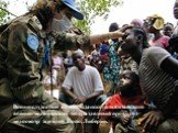 Военнослужащие из пакистанского и китайского военно-медицинских подразделений проводят медосмотр жителей Копо, Либерия.