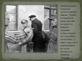 Освобожденный солдатами третьей танковой дивизии Первой американской армии русский указывает на бывшего охранника лагеря, который жестоко избивал заключенных 14 апреля 1945 года в концентрационном лагере Бухенвальд в Тюрингии, Германия.