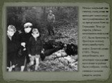 Немка закрывает глаза своему сыну, когда они проходят мимо ряда эксгумированных тел за пределами Suttrop, Германия. Тела 57 евреев, убитых немецкими войсками СС, были брошены в братскую могилу перед прибытием войск Девятой армии США. Перед погребением, все немецкое гражданское население в районе был