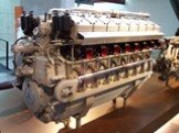 История создания ДВС. В 1857 году Ленуар построил первый ДВС. Он был далек от совершенства. Двигатель работал на светильном газе без предварительного сжатия горючей смеси перед воспламенением (1,2 лошадиной силы, КПД= 3-4%)