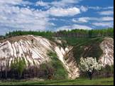 На территории области расположен государственный природный заповедник «Белогорье», в который входят «Ямская степь», «Стенки Изгорья», «Лес на Ворскле», «Острасьевы яры», «Лысые горы». Природные ресурсы