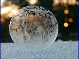 При выдувании пузырей на сильном морозе –20°C , –25°C сразу же в разных точках поверхности возникают мелкие кристаллики, которые быстро разрастаются и наконец сливаются в единую картину, по красоте не уступающей морозным рисункам на окне.