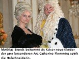 Matthias Brandt bekommt als Kaiser neue Kleider der ganz besonderen Art. Catherine Flemming spielt die Hofschneiderin.