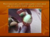 После варки в шелухе яйцо окрашивается в коричневый цвет, а от листочка остается светлый отпечаток.