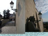 Старая замковая лестница (Staré zámecké schody) была построена в XVII веке, но современный вид приобрела в 1835 – 1837 гг. На лестнице мы увидели бронзового человека в шляпе с гитарой, как оказалось – это был памятник Карелу Хашлеру, чешскому певцу и автору песен, актеру, поэту, писателю, сценаристу