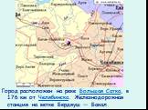 Город расположен на реке Большая Сатка, в 176 км от Челябинска. Железнодорожная станция на ветке Бердяуш — Бакал.