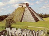 Белый храм и зиккурат в Уре. Реконструкция. XXI в. до н. э. В аккадский период возникает новая форма храма — зиккурат. Зиккурат представляет собой ступенчатую пирамиду, на вершине которой помещалось небольшое святилище. Нижние ярусы зиккурата, как правило, окрашивали в черный цвет, средние — в красн