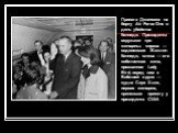 Присяга Джонсона на борту Air Force One в день убийства Кеннеди. Президента окружают три женщины: справа — овдовевшая Жаклин Кеннеди, слева — его собственная жена, прозванная Lady Bird, перед ним с Библией в руке — судья Сара Хьюз, первая женщина, принявшая присягу у президента США