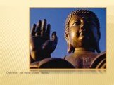 Свастика на груди статуи Будды