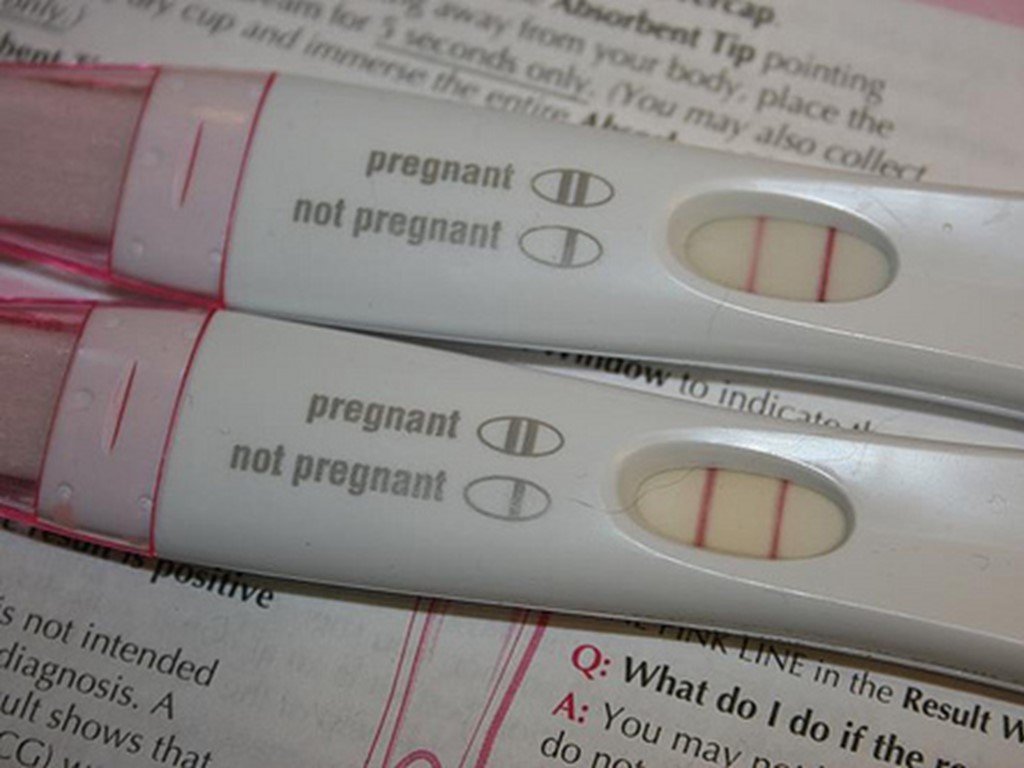 На тесте на беременность красно. Тест на беременность. Положительный тест на беременность. Тест на беременность полоски. Две полоски на тесте на беременность.