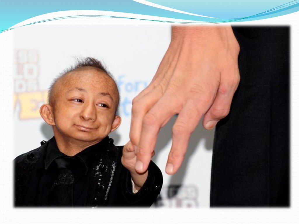 Какой самый главный человек в мире. Хэ Пинпин. Самым маленьким человеком в мире Хэ Пинпин. Хи Пингпинг рост. Самый маленький человек в мире.