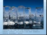 Байкальский лёд, кроме того, очень прозрачен, и сквозь него проникают солнечные лучи, поэтому в воде бурно развиваются водоросли, выделяющие кислород