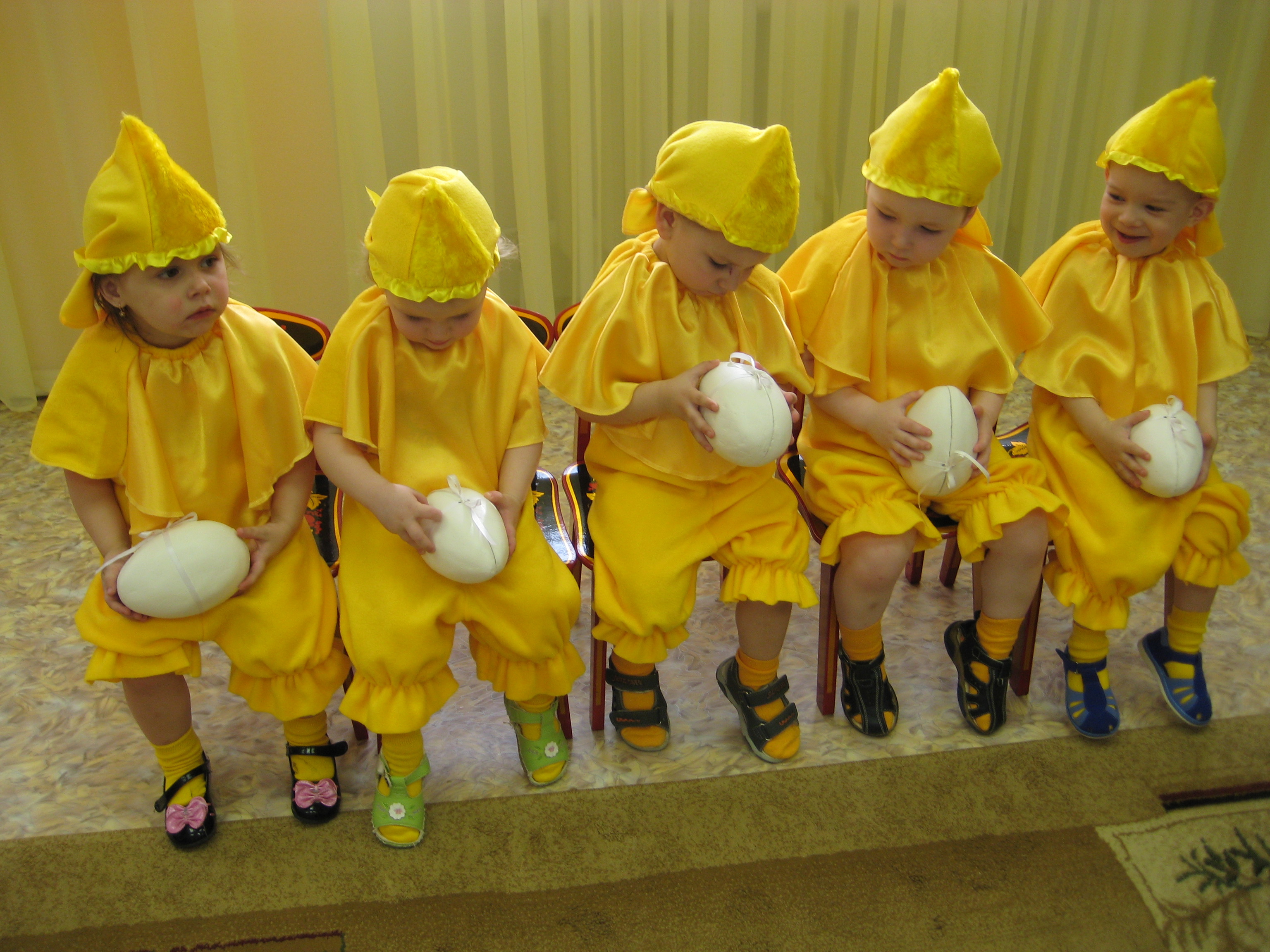 Скачай игру желтый новогодний малыш. Ребёнок в жёлтом игра. Желтый человек игра. Яйцо на ребёнка театрализованное. Куклотерапия «желтые цыплятки».