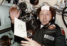 Алексей Леонов на космическом корабле «Союз-19» показывает рисунок астронавта Томаса Стаффорда.Во время экспериментального полёта «Союз — Аполлон», 1975 года