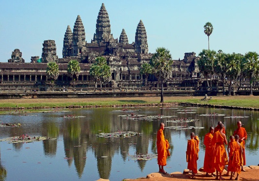 Файл: буддийские монахи в передней части Ангкора Wat.jpg
