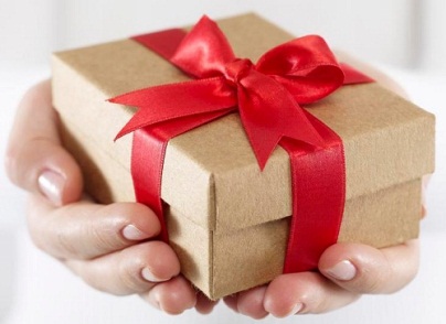 http://holidaydays.ru/wp-content//prezentacii.org/upload/cloud2/2014/10/36463088_best_gift_for_woman_1.jpg